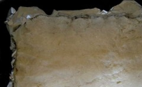 1. Этап. Пирог с творогом и грушей: Выложить его в смазанную маслом форму, распределить по бортикам.