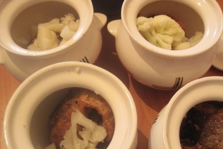 1. Этап. Горбуша в горшочках: На дно горшочков выкладываем рыбу, а затем кладем соцветия капусты.