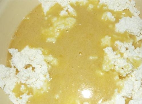 1. Этап. Запеканка творожная со сгущенкой: Получившуюся смесь влейте в емкость с творогом. Тщательно перемешайте.