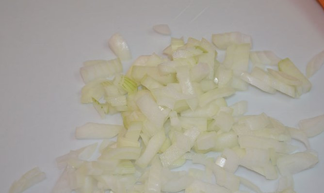 1. Этап. Гороховый суп с копченой грудинкой: Мелко режем лук.