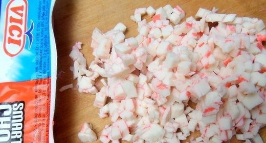 1. Этап. Блины с крабовым припеком: Крабовые палочки освободите от упаковки и нарежьте мелкими кубиками. Если вы используйте замороженный продукт, то его следует предварительно достать из морозилки, чтобы палочки оттаяли при комнатной температуре.