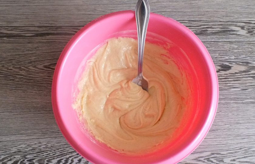 1. Этап. Сливовые маффины: Перемешайте вилкой до однородного состояния. Тесто должно получиться густым и вязким.