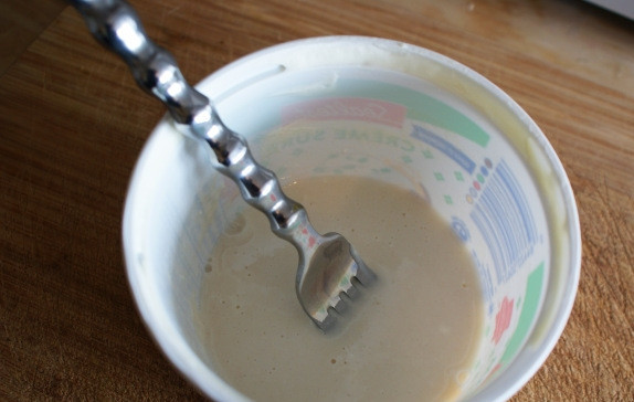 1. Этап. Суп со стручковой фасолью: Сделайте крем. Смешайте оставшуюся воду с мукой. Затем перемешайте массу со сметаной.