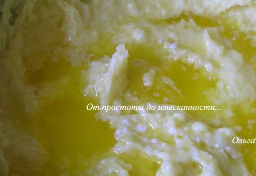 1. Этап. Полента Таранья: На сковороде растопите сливочное масло и обжарьте раздавленный зубчик чеснока. Добавьте чесночное масло в поленту.