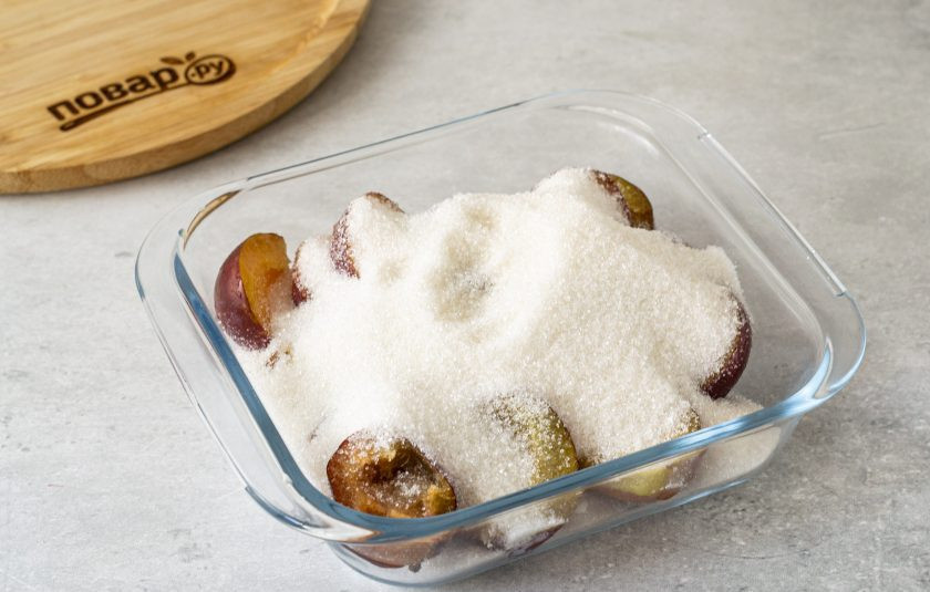 1. Этап. Варенье из сливы с корицей и бадьяном: Засыпьте сахаром.