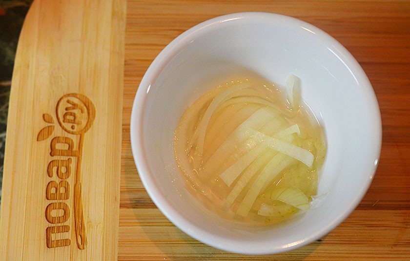 1. Этап. Салат Сёмга на шубке на 8 марта: 1. Лук нарежьте полукольцами и замаринуйте в уксусе.