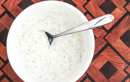 1. Этап. Салат с курицей, фруктами и орехами: 3. Заправка для салат с курицей, фруктами и орехами тоже быстрая и простая. Соедините йогурт, уксус, сахар, горчицу, соль и специи. Перемешайте и выложите в салатник.