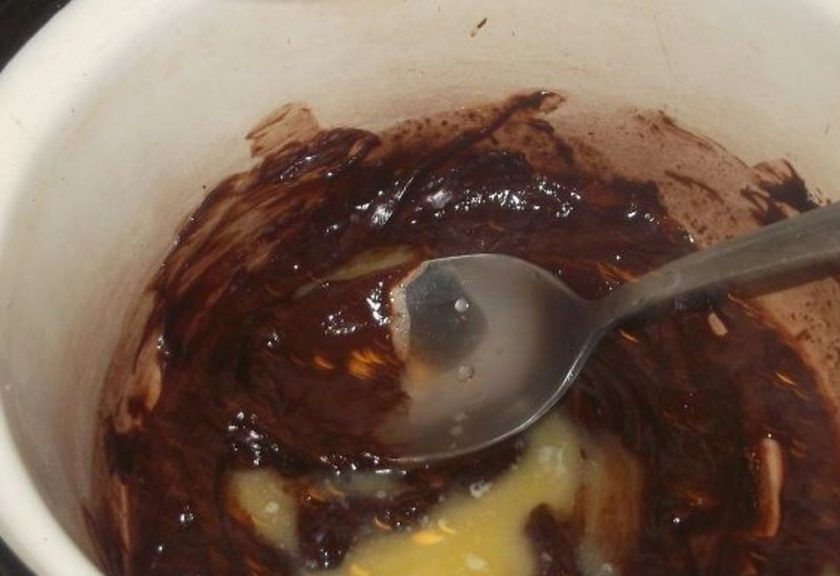 1. Этап. Простой рецепт шоколадной глазури: На медленном огне растопите массу до жидкого состояния, добавьте сливочное масло.