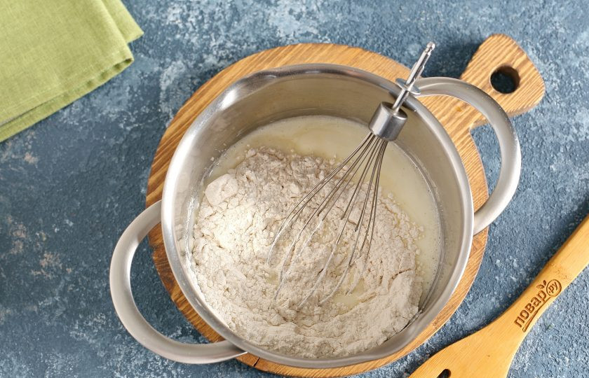 1. Этап. Пышные блинчики на кефире: Перемешайте, добавьте муку.