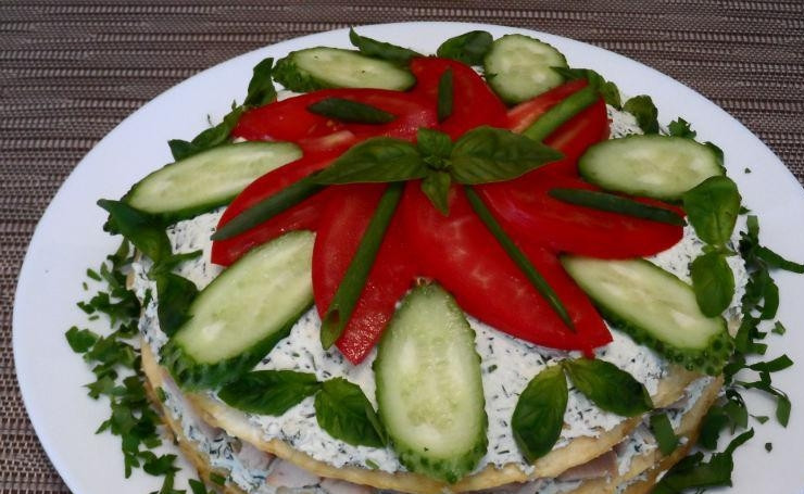 1. Этап. Белковый торт с куриной грудкой: По желанию украсьте торт зеленью и нарезанными овощами. Поставьте его в холодильник на пару часов, чтобы он пропитался. Подавайте к столу.