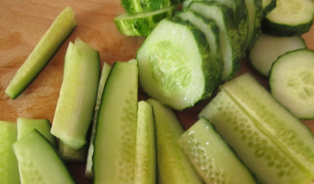 1. Этап. Жареные огурцы от Пугачевой: 1. Помойте огурцы и нарежьте кружочками. Посолите по вкусу и оставьте на полчаса, чтобы соль удалила излишнюю жидкость. Ополосните в проточной воде и обсушите при помощи бумажного полотенца.