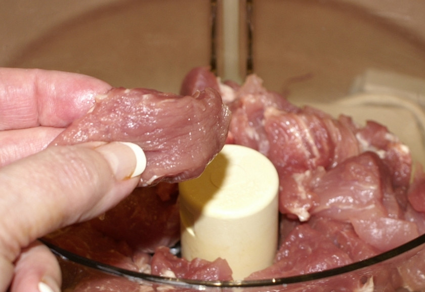 1. Этап. Лапша по-тайски со свининой: 1. В кухонном комбайне до однородности измельчим филе свинины.