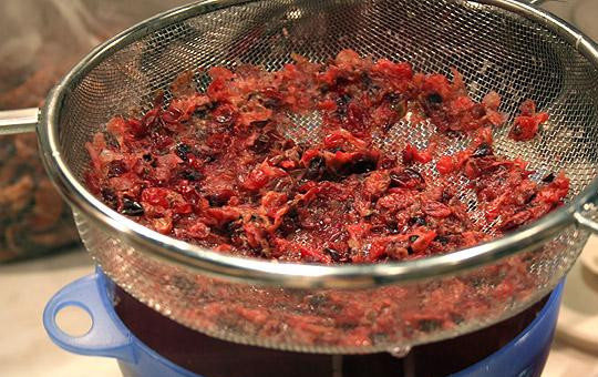 1. Этап. Кисель из клюквы: Процеживаем отвар. Жмых хорошенько отжимаем и выбрасываем, он нам больше не нужен.