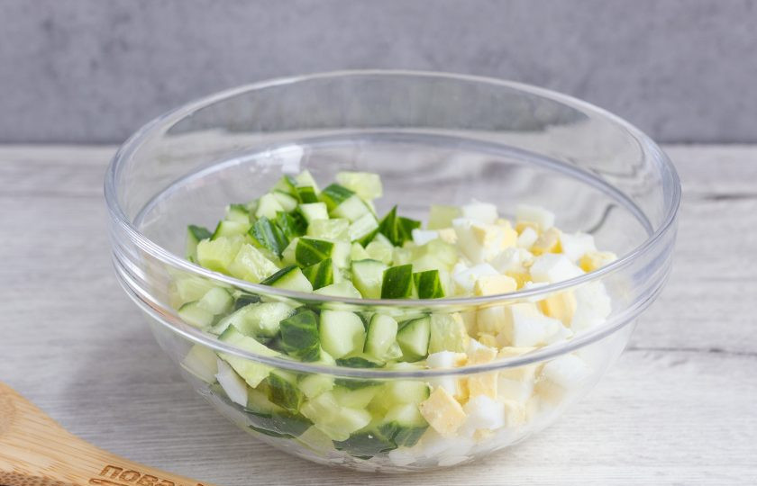 1. Этап. Салат Медуза: Огурец и яйца нарежьте кубиком.