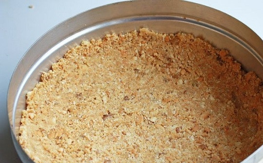 1. Этап. Новогодний чизкейк с клюквой: 3. Тщательно прижмите руками, чтобы сделать ровный корж. Все, основа готова.