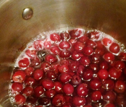 1. Этап. Вяленая вишня: Переложите подготовленные ягоды без косточек в кастрюльку, засыпьте их сахаром и залейте водой. Поставьте на небольшой огонь и доведите до кипения. Варите пять-десять минут. Затем достаньте вишни шумовкой.