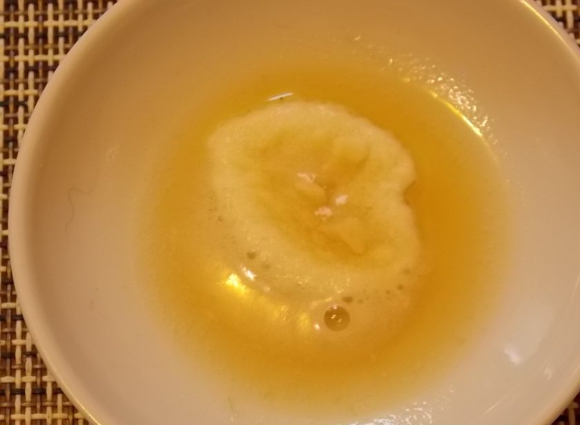 1. Этап. Котлеты Инегёль кёфте: Смешайте лимонный сок и соду.