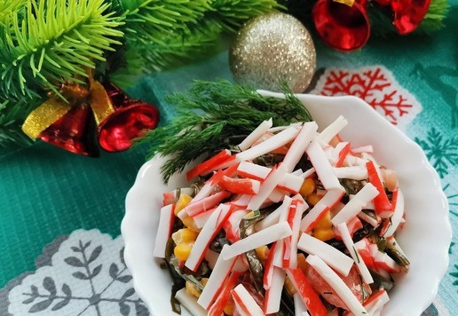 1. Этап. Салат Морской ёж: Заправить майонезом и перемешать. По желанию украсить салат крабовыми палочками, нарезанными соломкой.