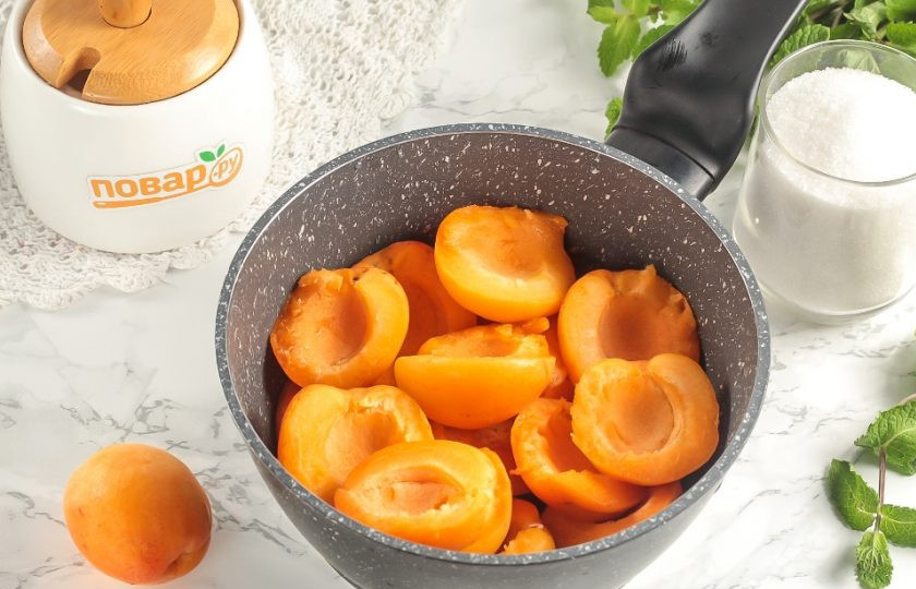 1. Этап. Силт из абрикосов: Абрикосы промойте в воде, удалите косточки и разрежьте пополам. Выложите половинки фруктов в казан или емкость с антипригарным дном. Поместите на плиту, включая умеренный нагрев.
