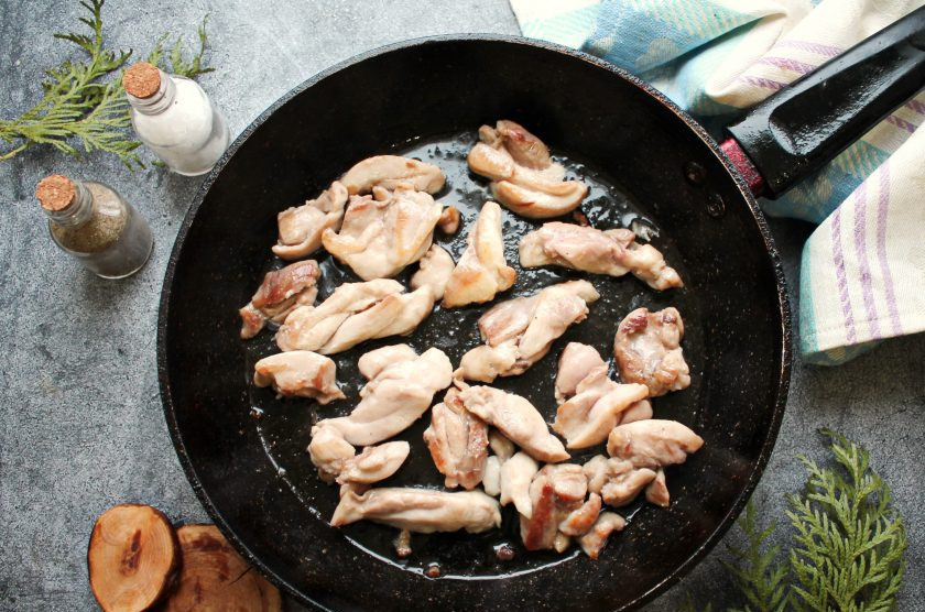 1. Этап. Лингвини с курицей: Куриное филе сполосните и обсушите бумажным полотенцем. Порежьте его соломкой поперек волокон и обжарьте на сковороде в горячем месте на сильном огне. Курочка должна стать золотистой, примерно 3-4 минуты.