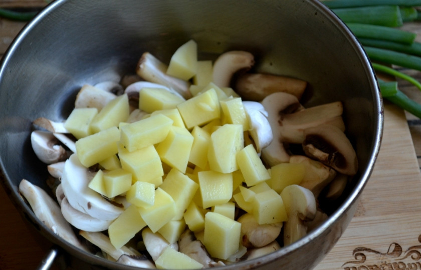 1. Этап. Грибной крем-суп из шампиньонов: Добавьте мелко порезанный картофель, немного пожарьте его.