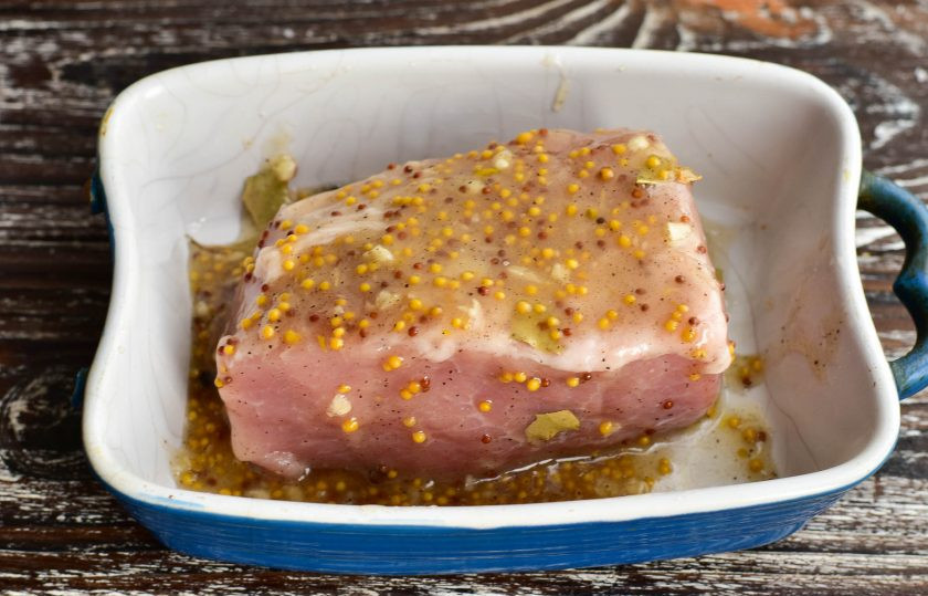 1. Этап. Запеченное мясо на Новый год: Хорошо смажьте мясо со всех сторон подготовленным соусом.