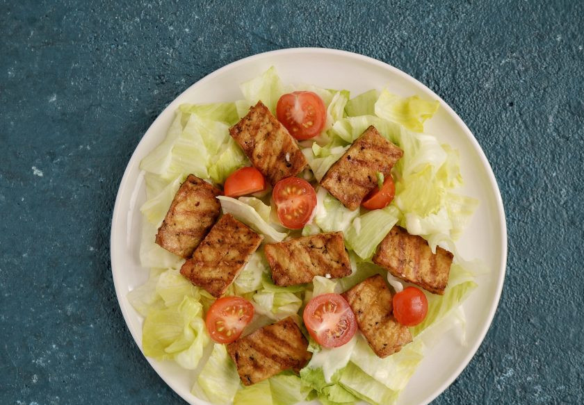 1. Этап. Постный Цезарь: Затем выложите тофу и помидоры черри.