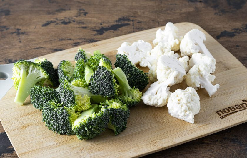 1. Этап. Цветная капуста и брокколи: Разделите цветную капусту и брокколи на маленькие соцветия.