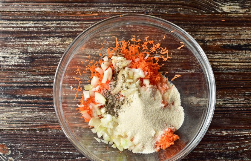 1. Этап. Постные котлеты из манки: Всыпьте соль, перец и манку. Перемешайте.