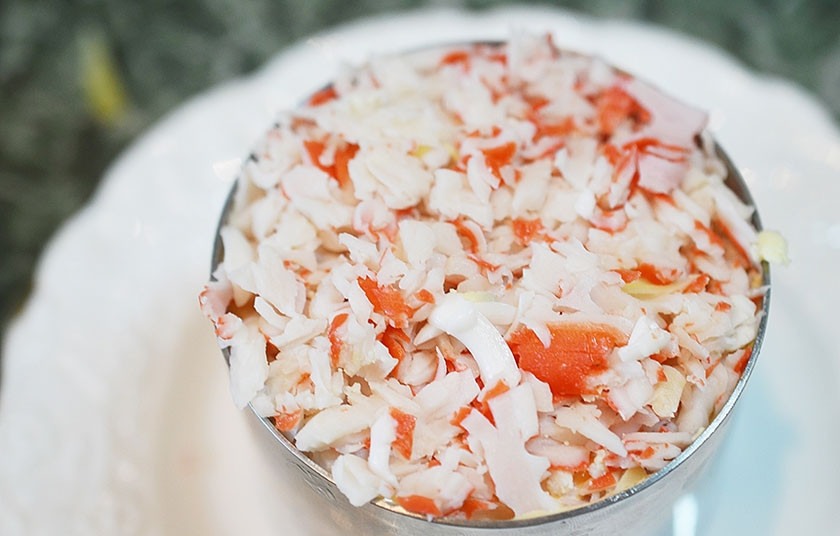 1. Этап. Новогодний салат Королевский: Выложите следующим слоем. Затем — заправку.