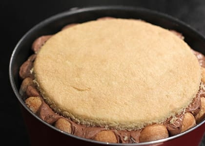 1. Этап. Шоколадный торт Шарлотта: Сверху накройте бисквитным коржом. Накройте пленкой и отправьте в холодильник на 6-8 часов.