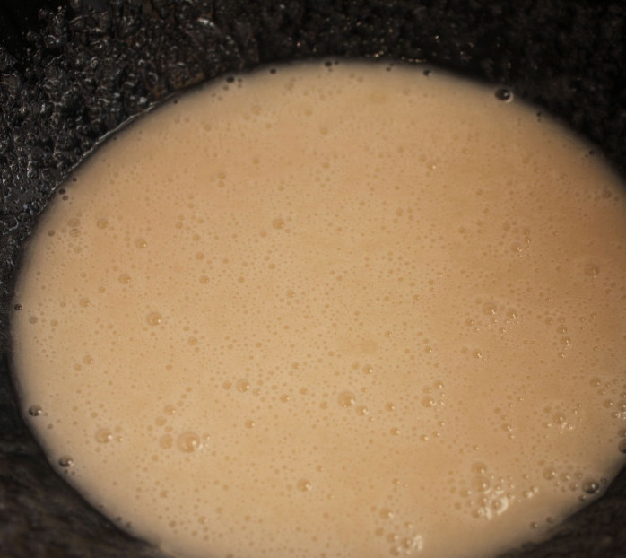 1. Этап. Пирожное Белоснежка: Приступаем к приготовлению крема. Возьмите 100 мл. молока, муку, ванильный сахар и сахар-песок. Взбейте до однородности. 400 мл. молока подогрейте на огне. Добавьте в остальной крем, перемешайте и поставьте все на огонь. Постоянно помешивайте и доведите до кипения. После чего снимите с огня.