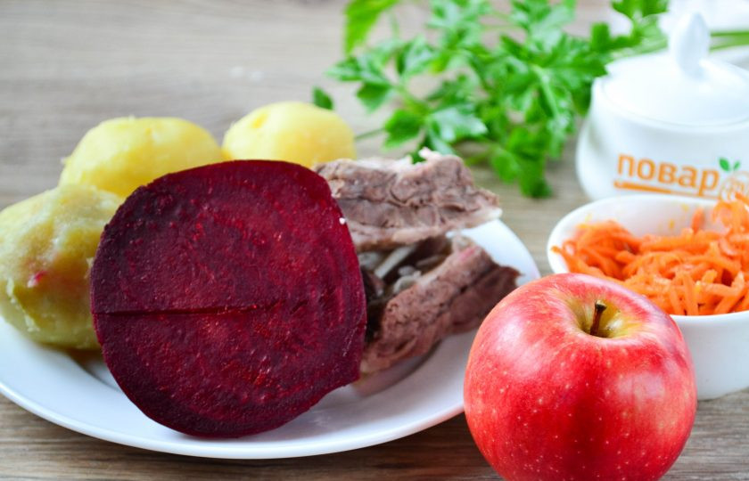 1. Этап. Салат Корель: 1. Подготовьте все необходимые ингредиенты. Заранее отварите свеклу и картофель в подсоленной воде. Также отварите до готовности говядину (бульон не выливайте, он пригодится для приготовления супа или рагу, просто сделайте его изначально вкусным, посолите, добавьте любимые специи).