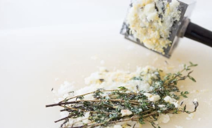 1. Этап. Запеченная курица с хрустящей корочкой: 1. Промойте веточки тимьяна и промокните их от воды. Очистите чеснок. Возьмите молоток и постучите по тимьяну, чесноку, лимонной цедре и соли – это сделает ароматы более насыщенными. Положите все эти специи в пластиковый пакет и залейте водой.