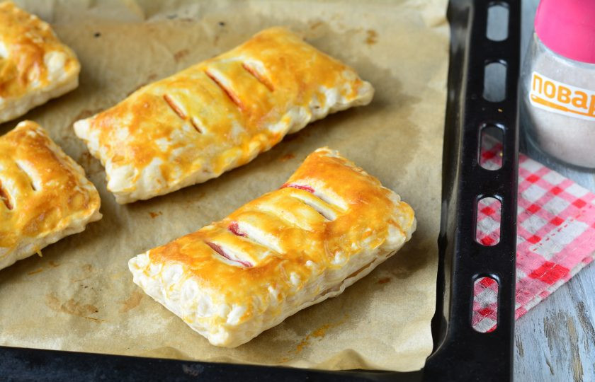 1. Этап. Слойки из слоеного теста с клюквой: Выпекайте слойки в духовке при температуре 220 градусов примерно 12 минут. Слойки станут пышными и хрустящими.