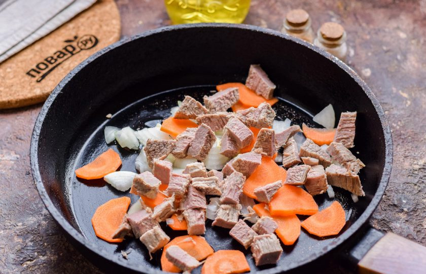 1. Этап. Овсяная каша с мясом: Вареную говядину нарежьте небольшими кусочками и добавьте к овощам.