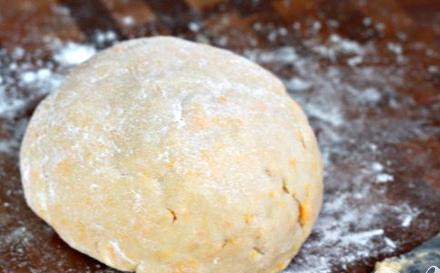 1. Этап. Пряный яблочный пирог с орехами: 2. Выложить тесто на рабочей поверхности. Сформировать тесто в диск. Завернуть в полиэтиленовую пленку. Поставить тесто в холодильник на 30 минут. Если у вас нет кухонного комбайна, вы можете так же приготовить тесто вручную.