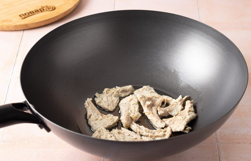 1. Этап. Соевое мясо в воке: Разогрейте сковороду вок на среднем огне с 1 ст.л. растительного масла. Обжарьте соевые кусочки до золотистого цвета с двух сторон. Во время жарки прижимайте их лопаточкой, чтобы выпарилась вся влага. Затем отложите их в тарелку.