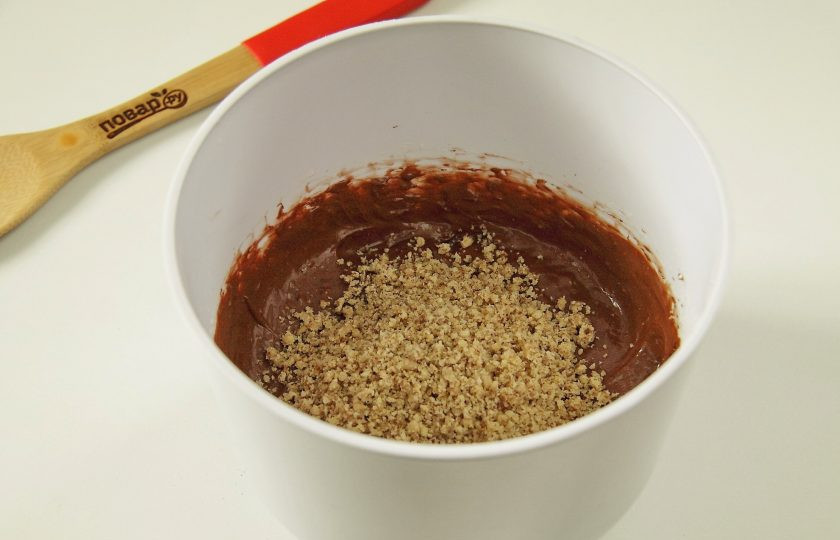 1. Этап. Шоколадно-ореховые кексы: Перемешайте все до однородности и добавьте измельченные орехи.