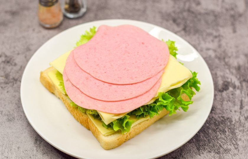 1. Этап. Бутерброд Тормозок: Следом выложите половину сыра и половину колбасы.