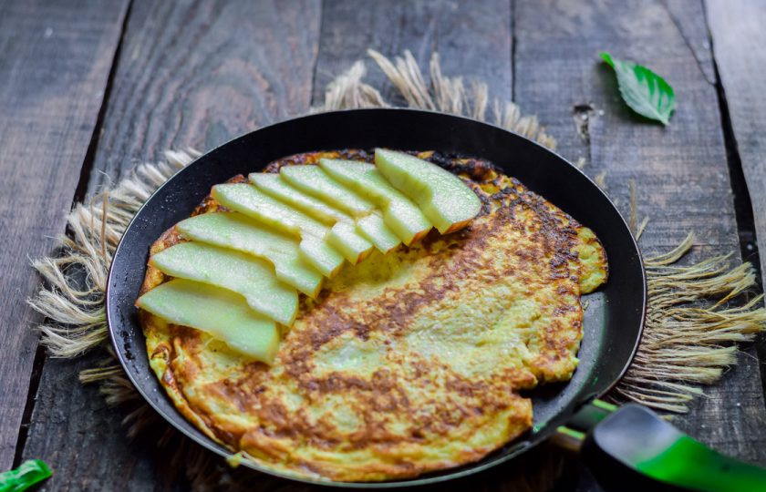 1. Этап. Овсяноблин с яблоком: Яблоко нарежьте дольками и выложите на край блина.