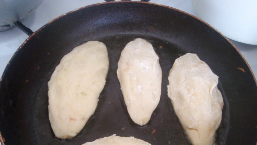 1. Этап. Картофельные котлеты с капустой постные: 3. А теперь из картофельного пюре делаем лепешку, внутрь помещаем капустную начинку и залепим края. Обжарим на растительном масле.