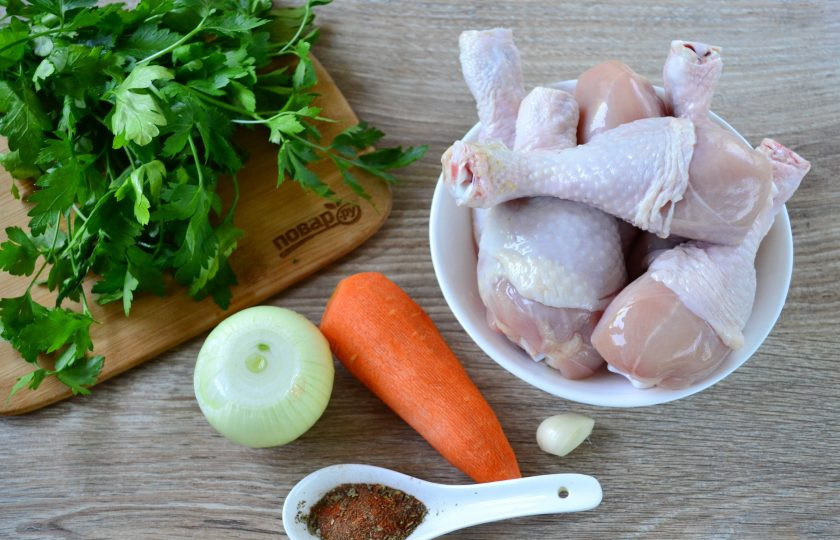 1. Этап. Куриные голени с луком и морковью: Подготовьте все необходимые ингредиенты. Овощи очистите и ополосните.