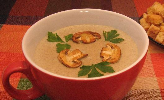 1. Этап. Крем-пюре из шампиньонов: 5. Подаем, украсив зеленью и половинками шампиньонов. Приятного аппетита!