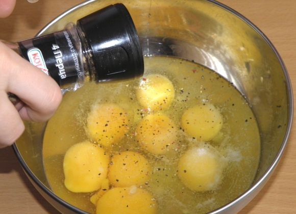 1. Этап. Омлет без молока в мультиварке: 2. Помещаем яйца в глубокую емкость, солим и перчим по вкусу.