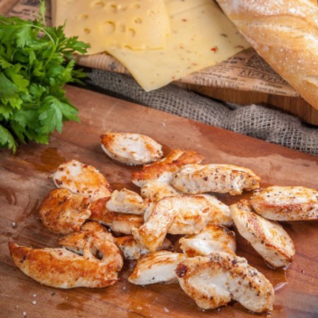 1. Stage. Baguette with chicken: Cut the chicken into large pieces, salt and pepper to taste, you can add spices to your taste. Fry in vegetable oil until golden brown.