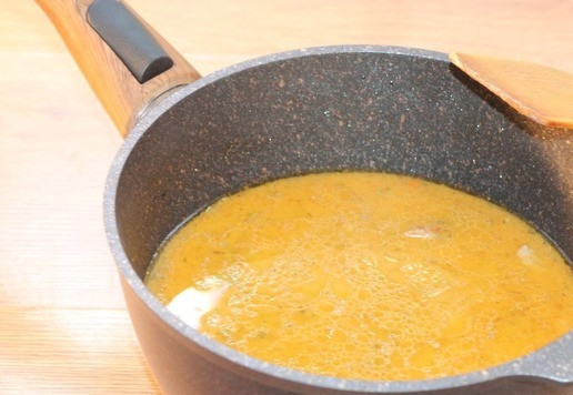 1. Этап. Поджарка с подливкой и лапшой: 9. Залейте получившимся сметанно-томатным соусом мясо с овощами в сотейнике. Когда подливка закипит, уменьшите огонь. Посолите, поперчите. Тушите поджарку до полной готовности без крышки, 15 минут.