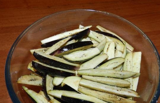 1. Этап. Жареные баклажаны с морковью и чесноком: 6. Баклажаны промыть под проточной водой и обсушить немного.