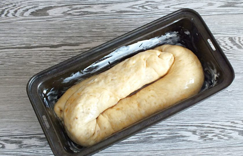 1. Этап. Повитица: По истечении времени поставьте форму выпекаться в разогретую до 180 градусов духовку на 15 минут. После температуру убавьте до 150 градусов и выпекайте еще 35-40 минут до румяного цвета.