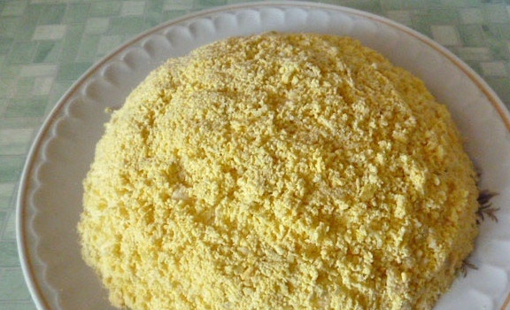 1. Этап. Рецепт салата Подсолнух с чипсами: 5. Теперь посыпаем измельченными яичными желтками. Вот и все, осталось только украсить салат.